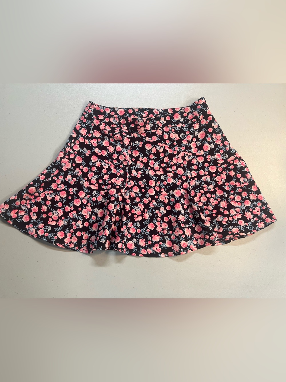 H&M Floral Mini Skirt Women’s US 6 Black Pink Rose Print A-Line Zip Casual